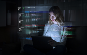 Développeuse devant des lignes de code