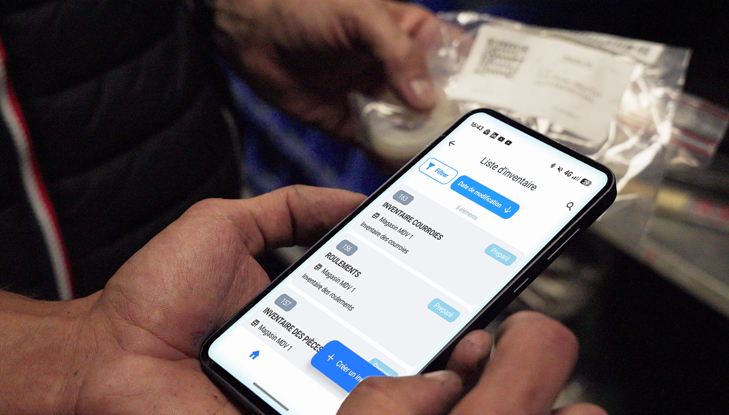 Technicien utilisant Corim Touch, app mobile GMAO